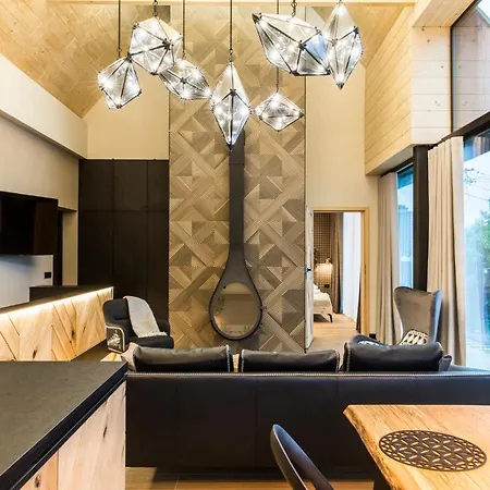 Udanypobyt Omg 샬레 *