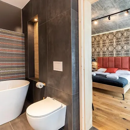 Udanypobyt Omg 샬레 *